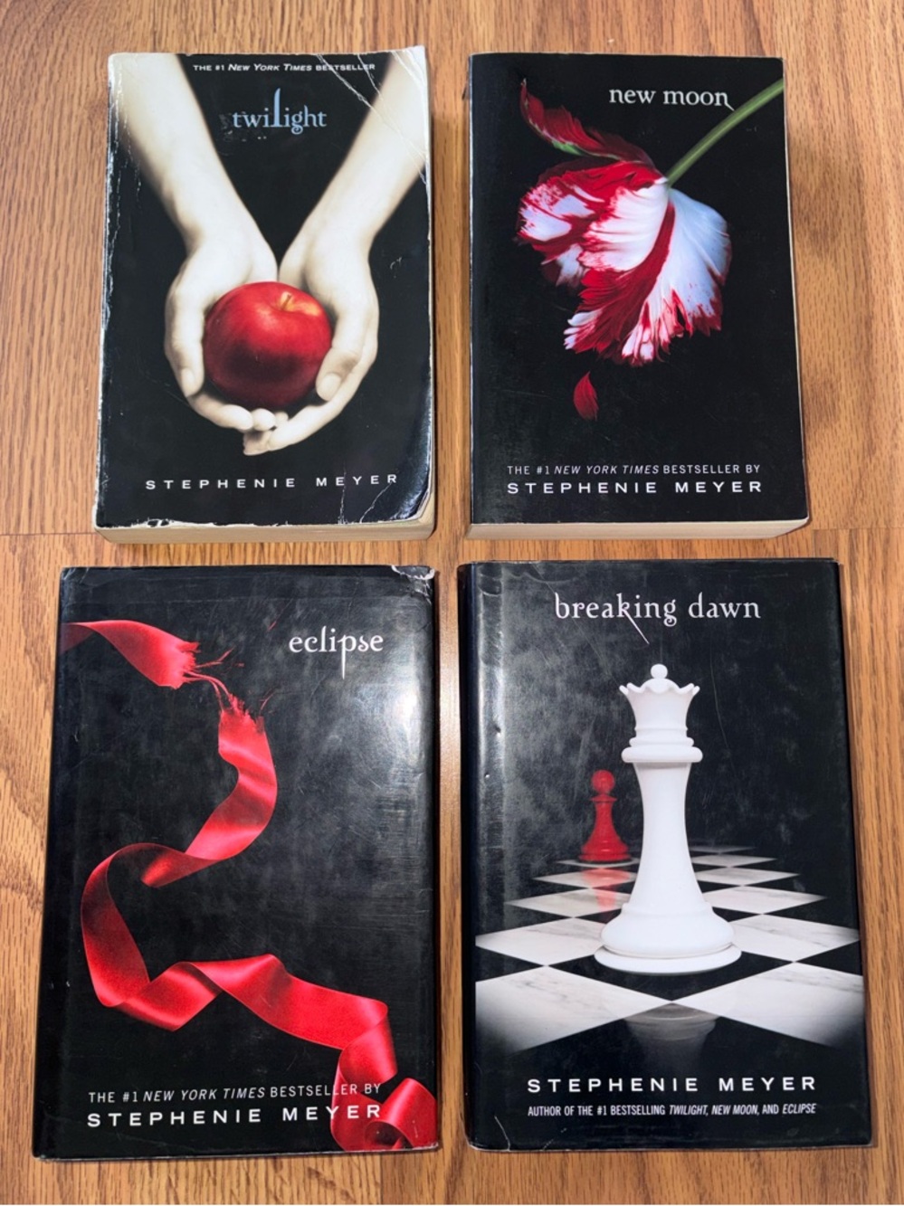 Twilight Saga Book Set by Stephenie Meyer (Set of 4 books)📚